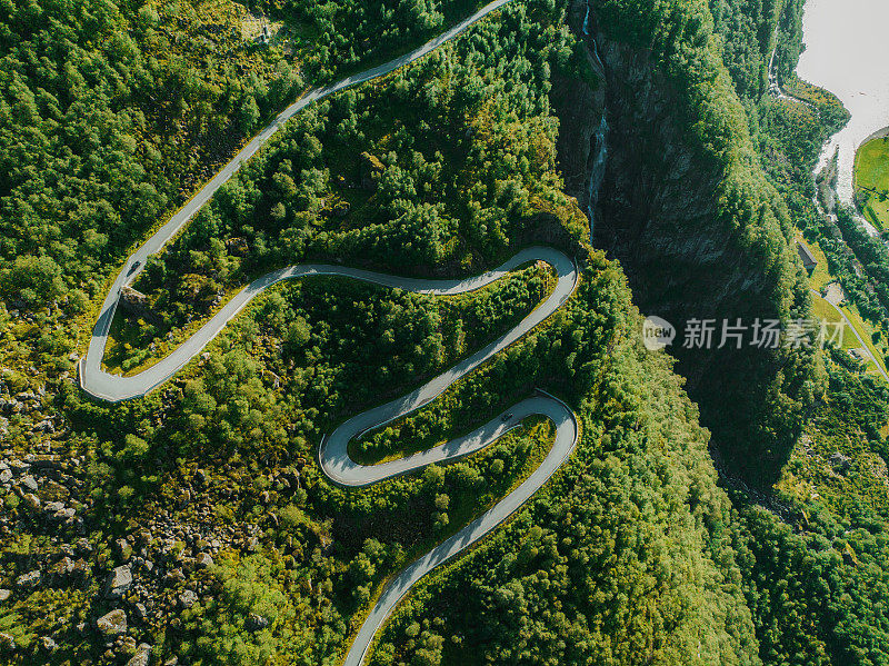 山中蜿蜒道路的鸟瞰图