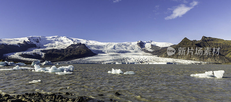 冰山和浮冰漂浮在Fjallsarlon冰湖，冰岛。全景。