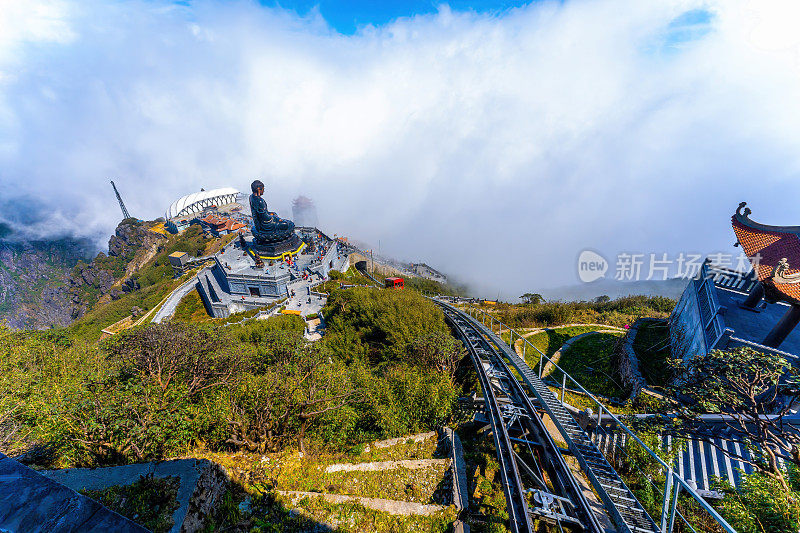 从梵磐山上的美丽风景和一座佛教寺庙。越南老蔡省萨帕。