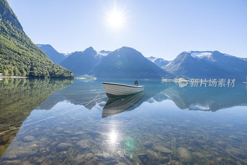 挪威高山湖上漂浮的小船，水面的倒影