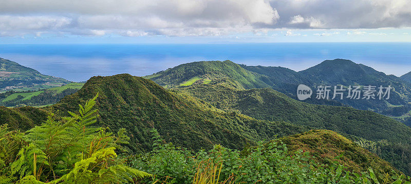 青山的全景。