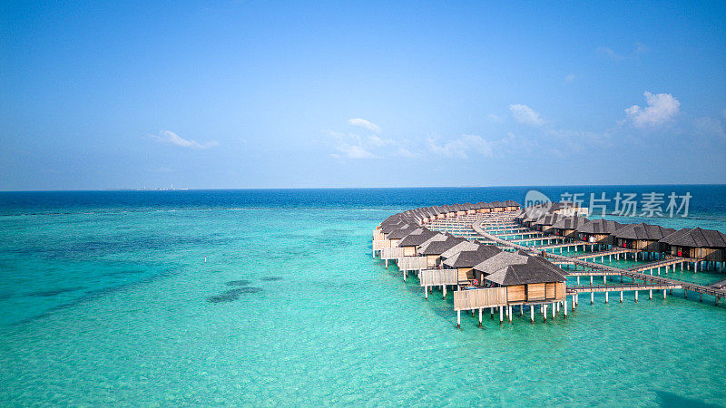 马尔代夫岛水上别墅平房在绿松石酒店度假湖与鸟瞰