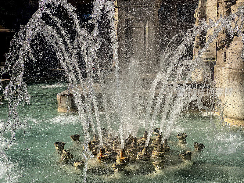 水从街上的喷泉里喷溅出来