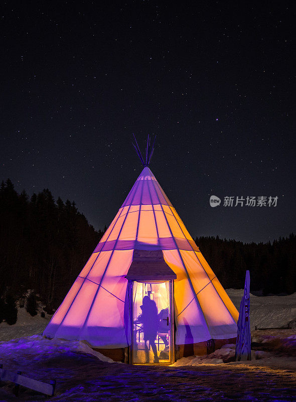 在法国阿尔卑斯山的帐篷里过夜