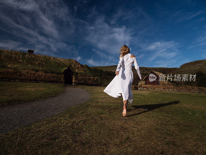 一个年轻的女孩在一个古老的冰岛人的定居点。童话般的时尚故事