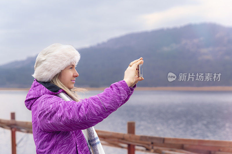 欧洲成年女子在湖边拍照