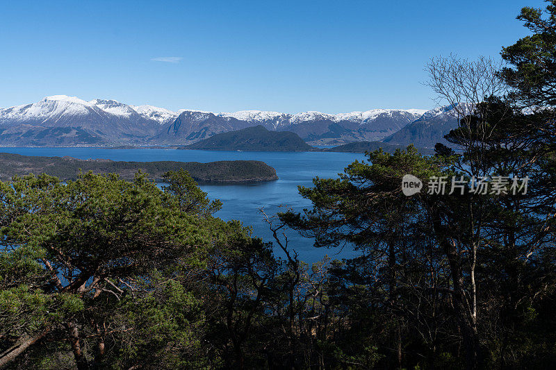 挪威的户外风景:日落时的峡湾风景