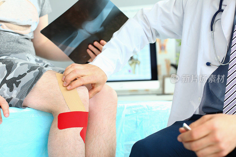 膝关节损伤患者在骨科预约时膝关节贴着肌内效胶布的x线图像