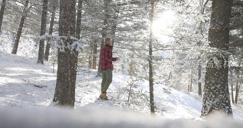 成熟的男人走在雪山小路上