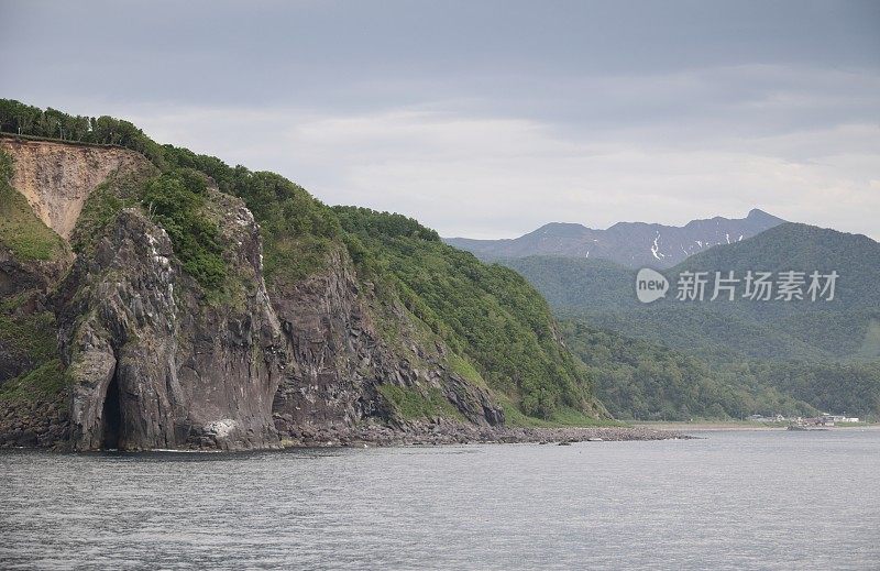 日本知子国家公园的海岸线