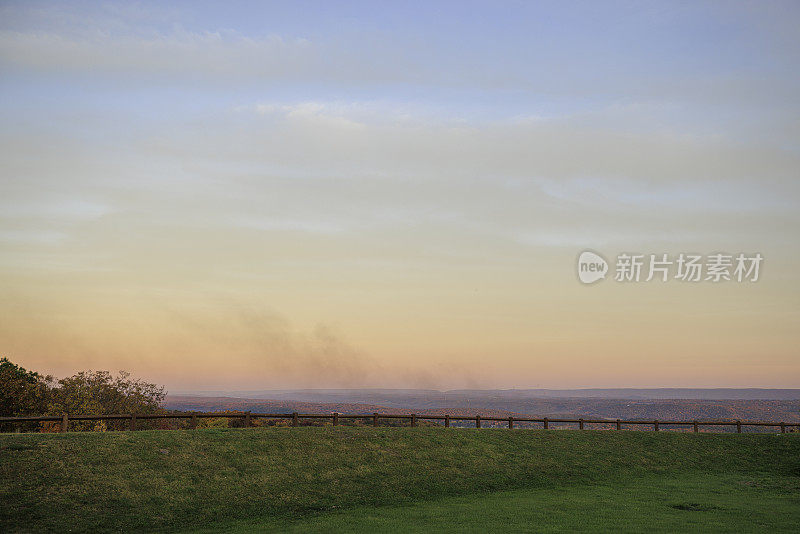 宾夕法尼亚州波科诺斯地区农村森林和植物起火。