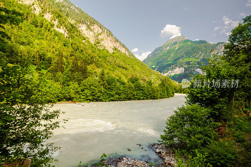 山区河流。瀑布。茵特拉肯。瑞士。Lauterbrunnen。景观。伯尔尼州。阿勒河河