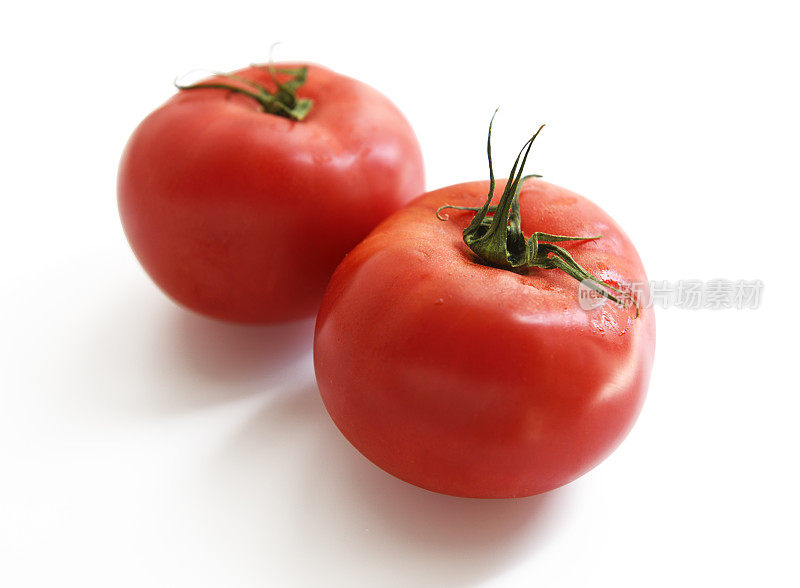 两个成熟番茄的单独镜头，浅景深，白色背景