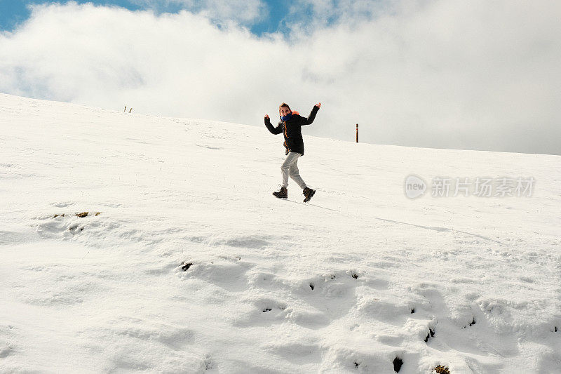 人们享受大自然。雪徒步旅行