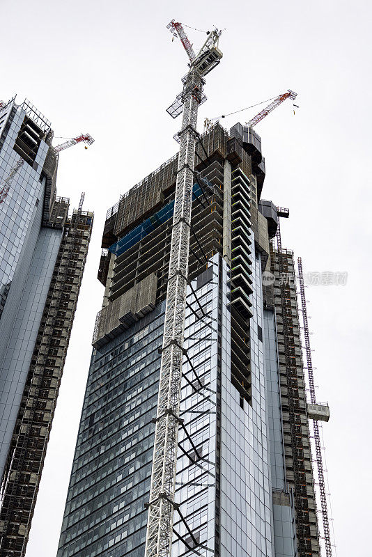 在城市中建造摩天大楼，背景带有复制空间