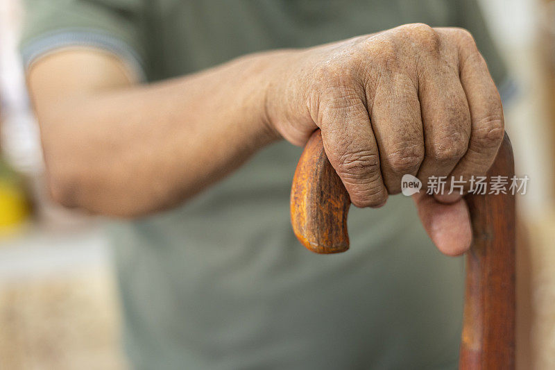 一个无法辨认的人拄着拐杖的剪辑镜头