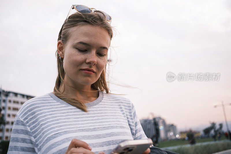 白人女孩在看手机