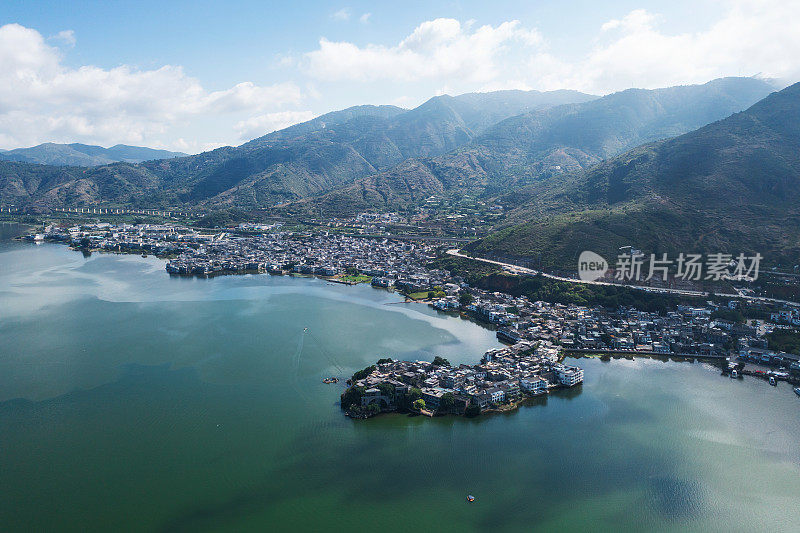 中国云南双朗的村庄和湖泊。