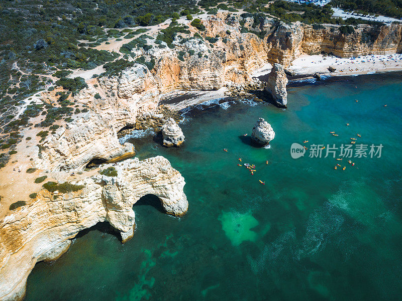 葡萄牙阿尔加维的海岸线上有著名的岩层