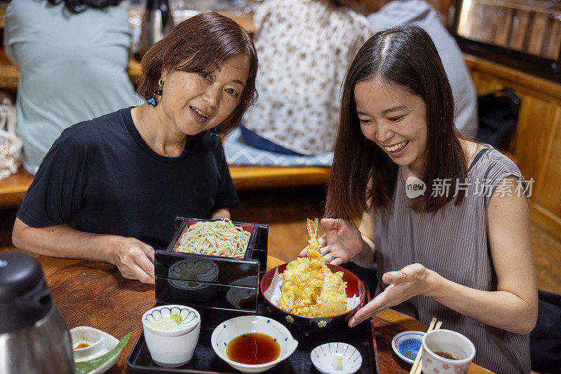 一家人去日本餐厅吃饭，午餐吃天妇罗荞麦面