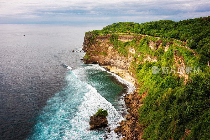 印度尼西亚巴厘岛海岸上的乌鲁瓦图悬崖