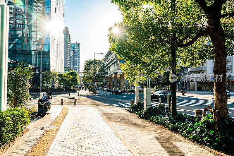 从空荡荡的人行道上看东京市中心的现代建筑