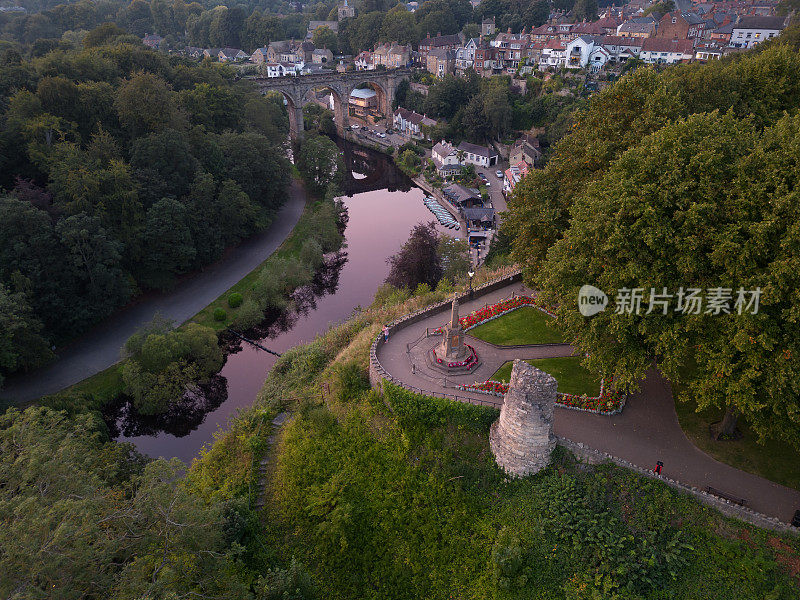 鸟瞰夏日夕阳下的高架桥、尼德河峡谷和克纳斯伯勒集镇，英国，北约克郡。用0级无人机拍摄。