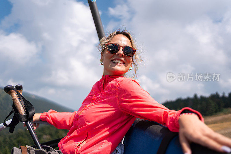 高加索女游客正在享受登山缆车