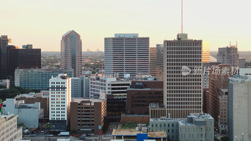远摄无人机拍摄的新奥尔良市中心日落