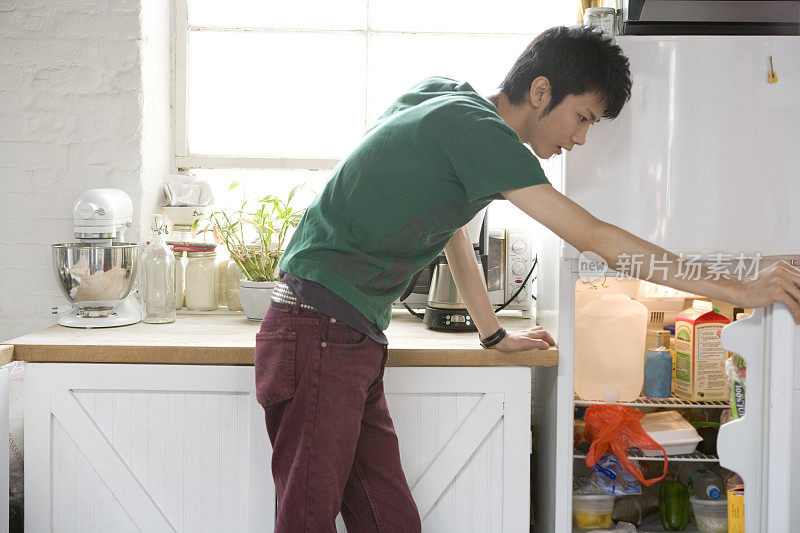 日本年轻人在冰箱里找东西