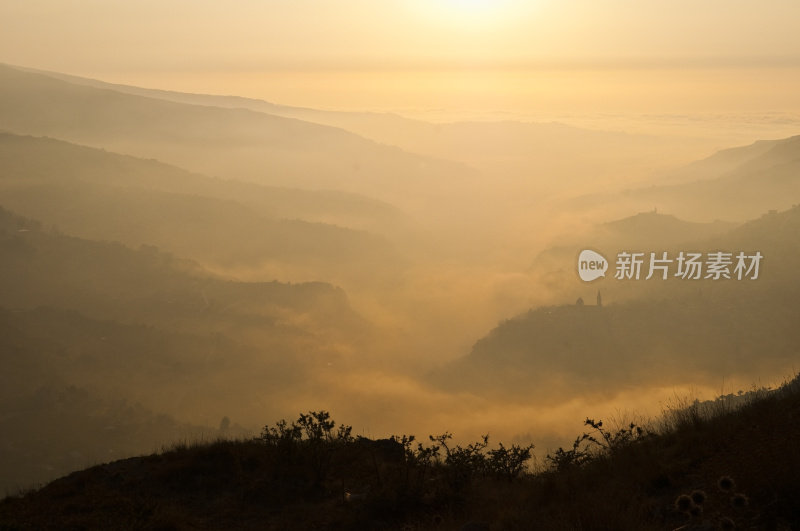 巴查尔黎巴嫩日落时的风景和云