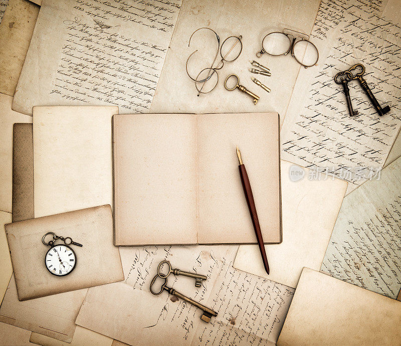 古董配件，旧信件，怀表和钥匙。的背景