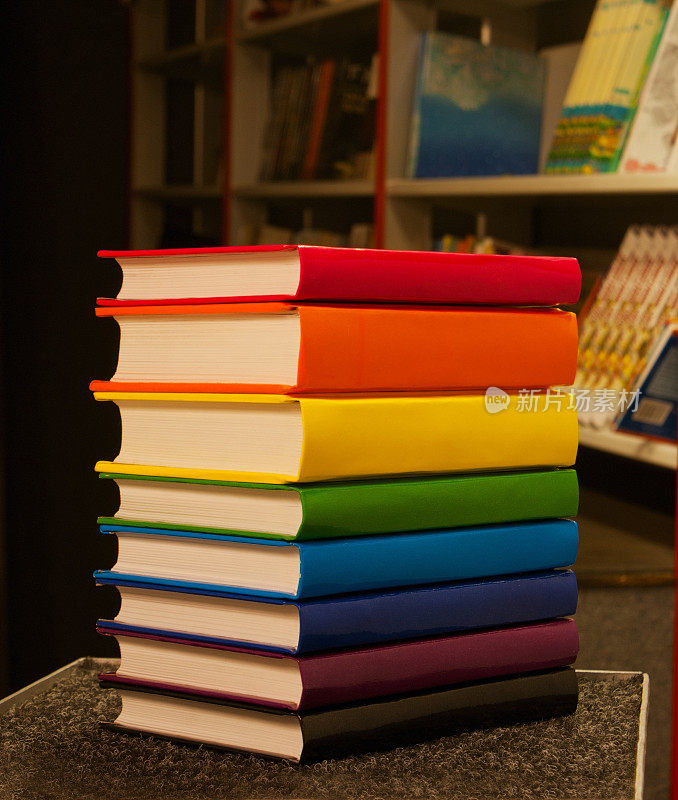 一堆五颜六色的书留在书店里