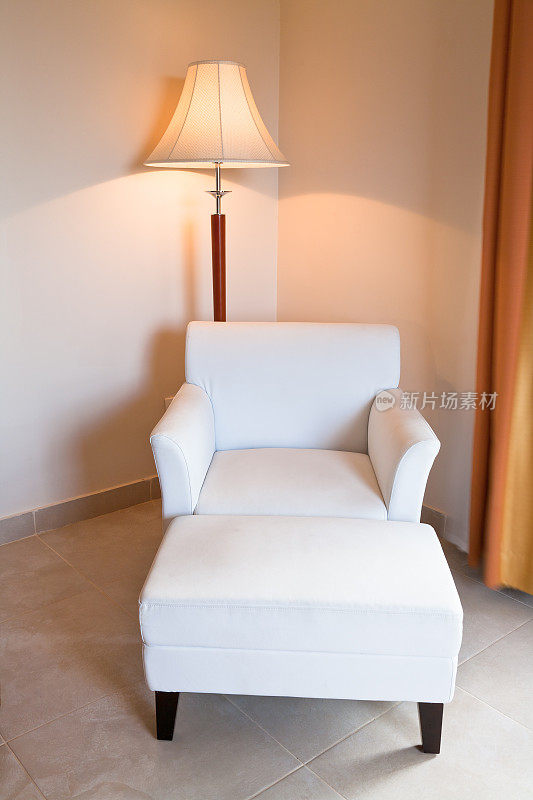 白色皮革椅子和台灯