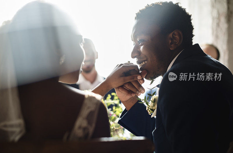 非洲裔新婚夫妇亲吻手