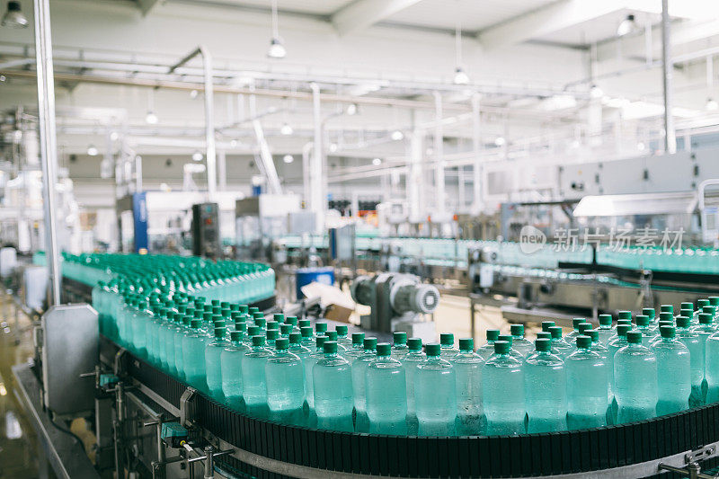 瓶装水工厂内部和机器。