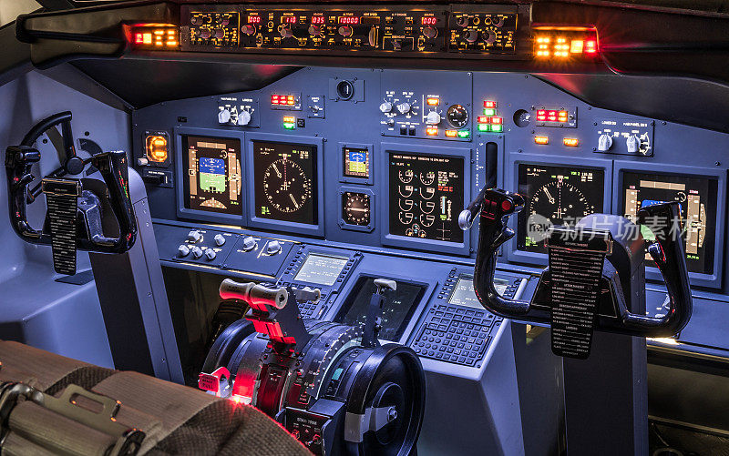 国产飞行模拟器座舱侧面视图