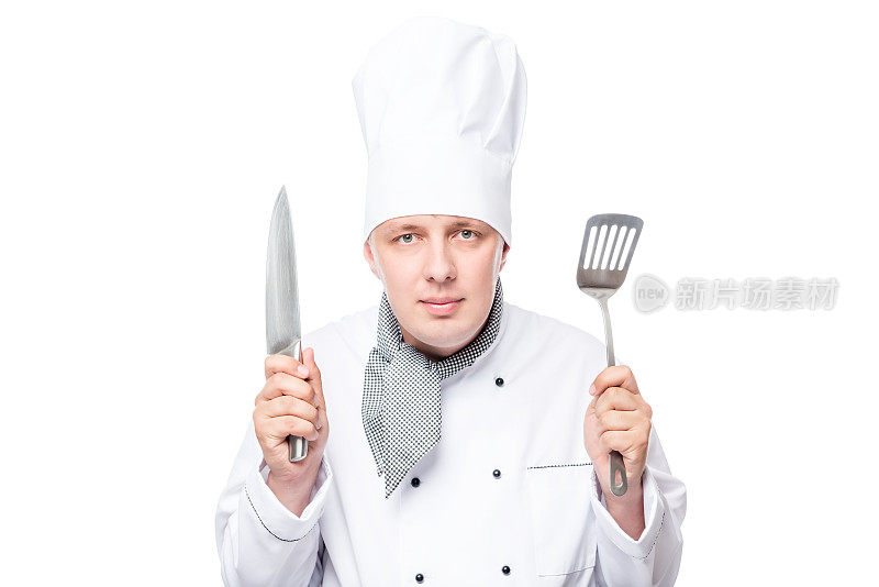 准备好的厨师的肖像铲子和锋利的刀在一个白色的背景