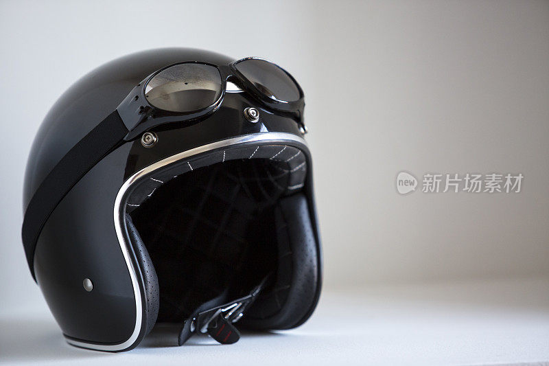 摩托车经典头盔与传统眼镜的保护。