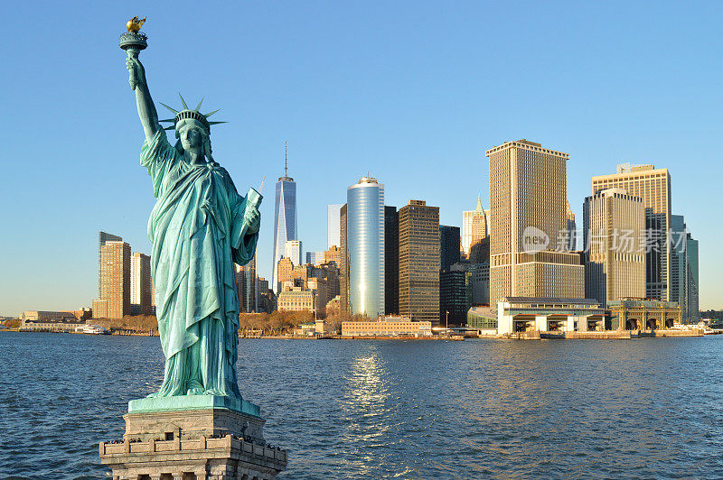 自由女神像和曼哈顿天际线。