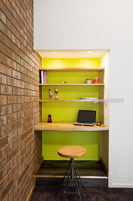 石灰绿色功能墙书房在客厅角落