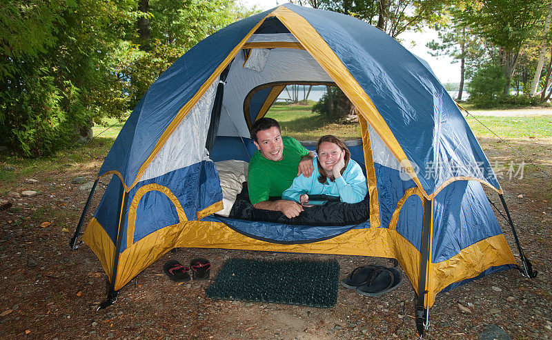 在户外帐篷野营度假的男人和女人夫妇