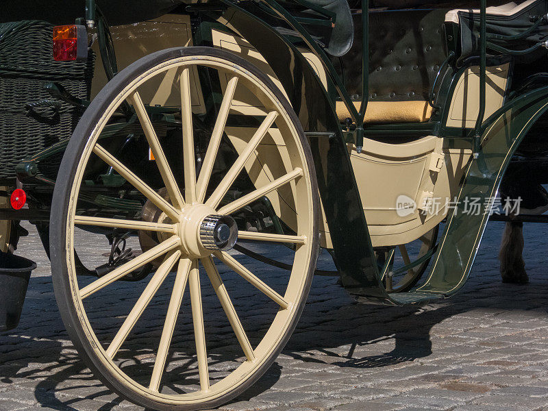 一辆婚礼马车的轮子在街上