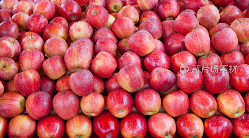 街市摊位上的新鲜水果:富士苹果