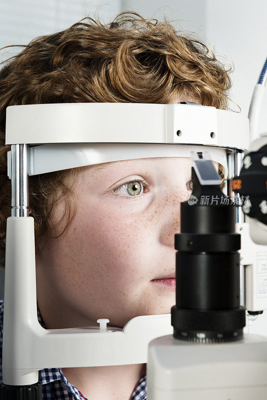 小男孩在验光师那里检查视力