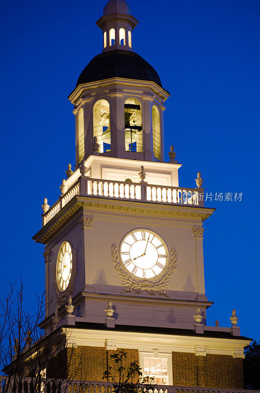 宾夕法尼亚州费城独立大厅钟楼的夜晚