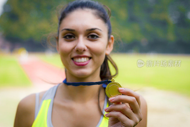 年轻女子展示金牌