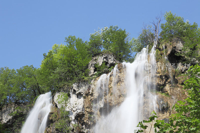克罗地亚的Plitvice湖，碧蓝的天空下流淌着水流