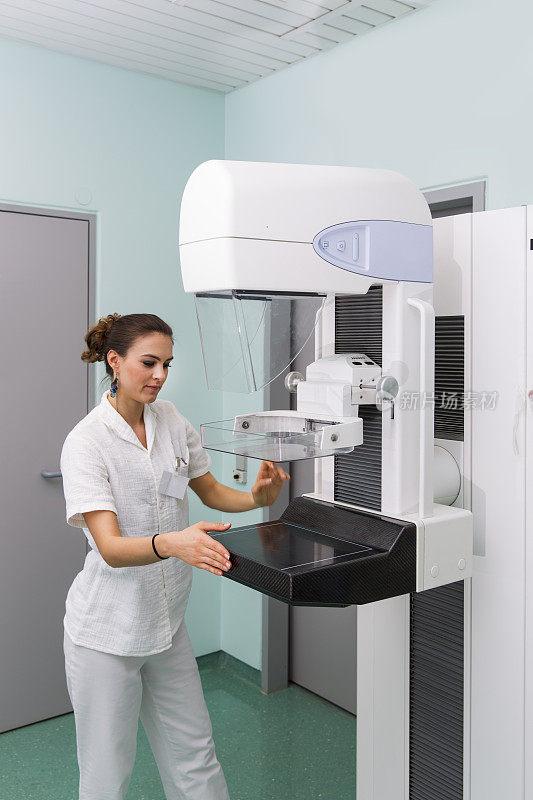 x光技术员准备乳房x光检查。