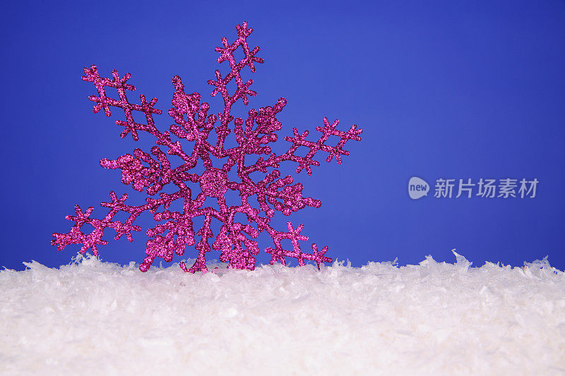 紫色闪光的雪花在雪中